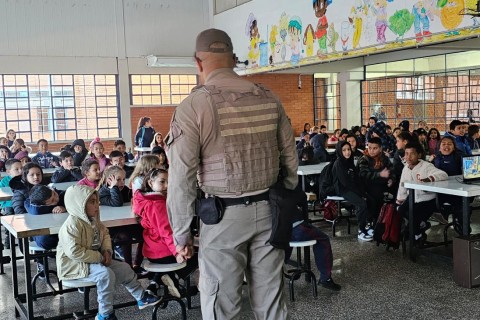 Brigada Militar realiza visita preventiva à Escola Estadual Alexandre Bacchi em Guaporé