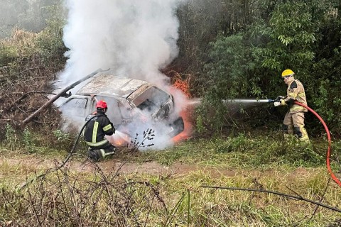 Homem de 25 anos em surto psicótico causa perseguição na ERS-129 e tenta atear fogo no próprio carro