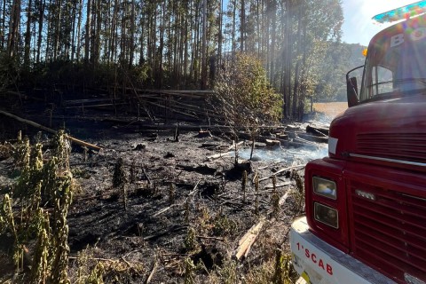 SCAB de Serafina Corrêa controla incêndio em vegetação na Capela Santo Antônio do Lajeado