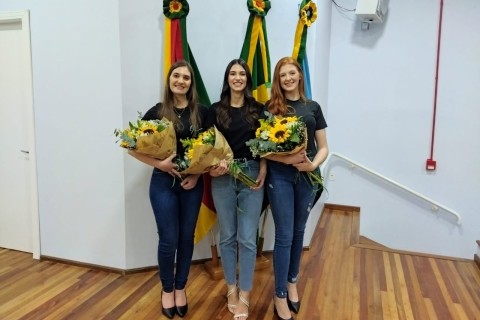 Caroline Dalchiavon é coroada Rainha; Amanda Scariot e Gabriely Petrikowski, princesas de Vila Maria