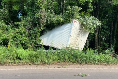Caminhão sai da pista e colide com árvores na ERS-129, em Casca