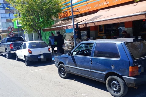 Confusão em acidente termina com prisões por embriaguez, dano e desacato